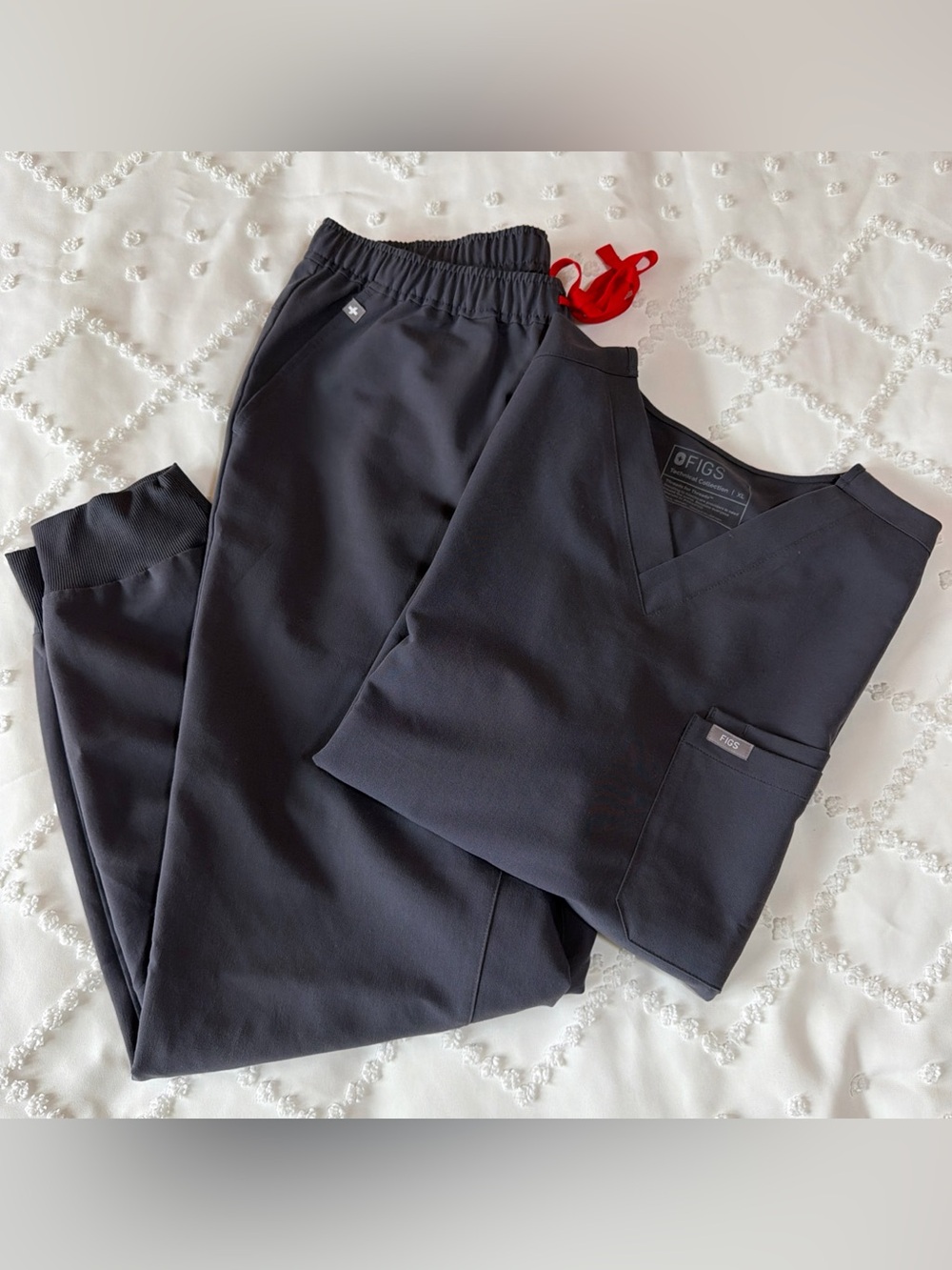 FIGS Men’s Scrub Set Tansen Jogger Charcoal Pants L & Leon Three-Pocket Top XL